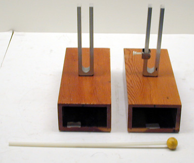 Tuning forks with resonator boxes