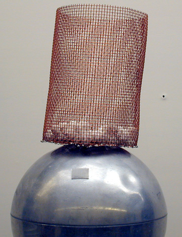 Pie Tin Filled with Styrofoam Peanuts and Van de Graaff Generator