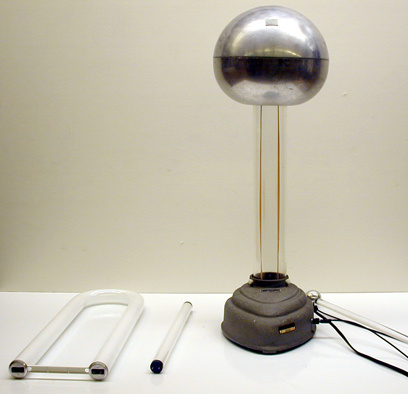 Van de Graaff generator and fluorescent lights