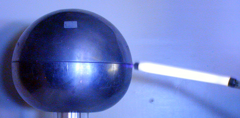 Van de Graaff generator and fluorescent lights
