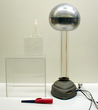 Van de Graaff generator with discharge rod, candle