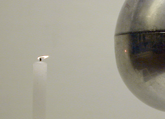 Van de Graaff generator with discharge rod, candle